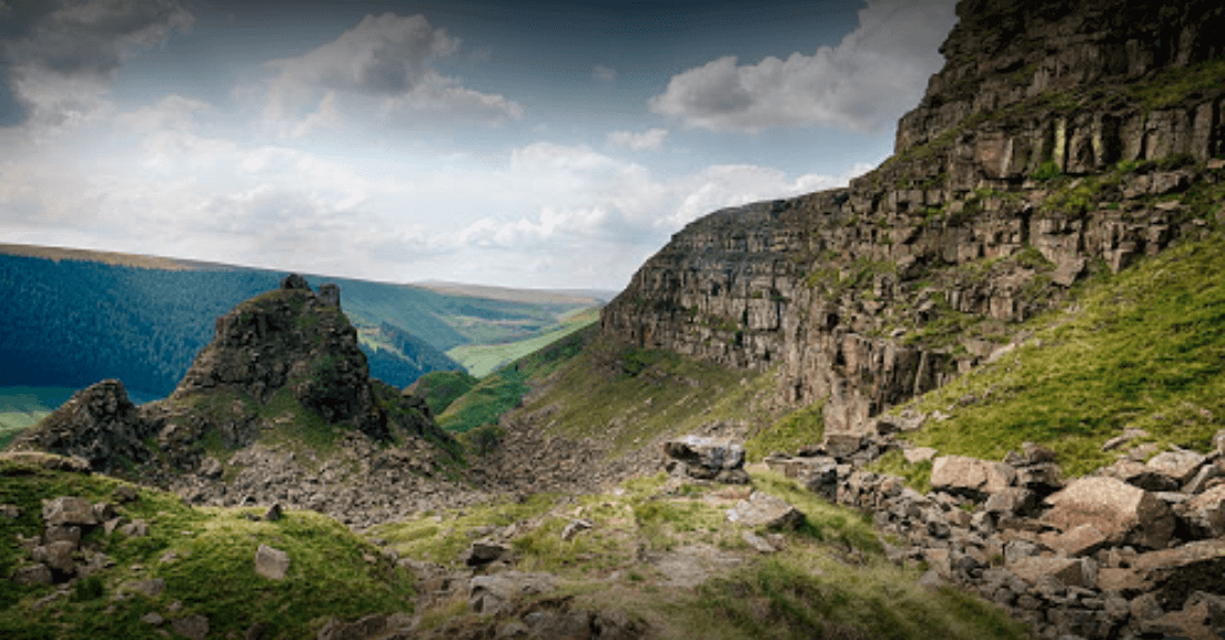 16+ Best Peak District Walks for 2023 9 Alport Castles